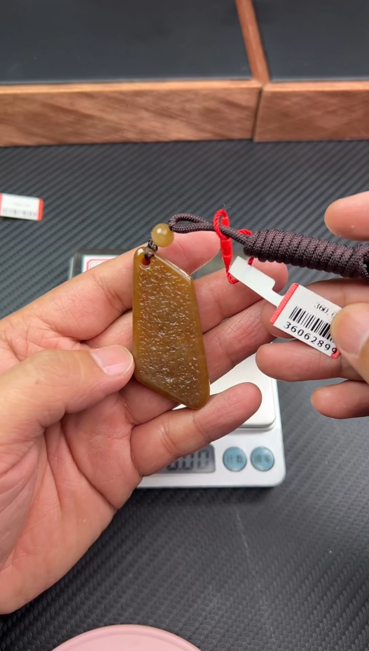 【闪购商品】和田玉吊坠(赠链)未镶嵌且末金山微色差