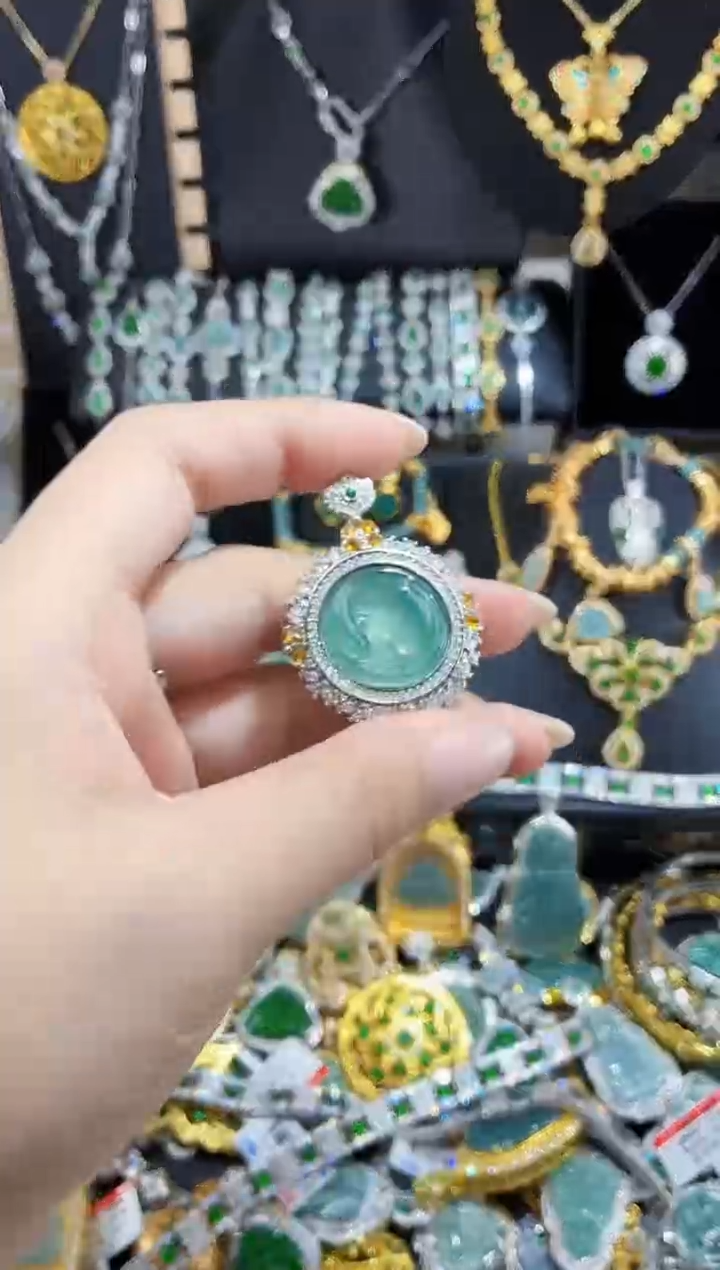 翡翠未镶嵌吊坠(赠链)天然翡翠a货 多样性发其一