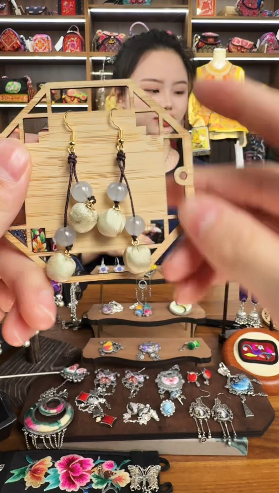 【闪购商品】织绣4蒙阿苏苗绣传承