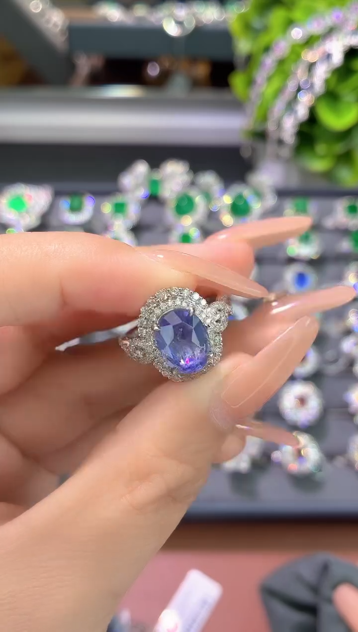 戒指彩色蓝宝石18K金镶嵌4.12克拉*无烧紫蓝宝