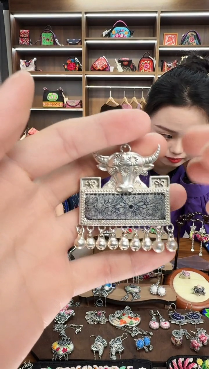 【闪购商品】织绣114蒙阿苏苗绣传承