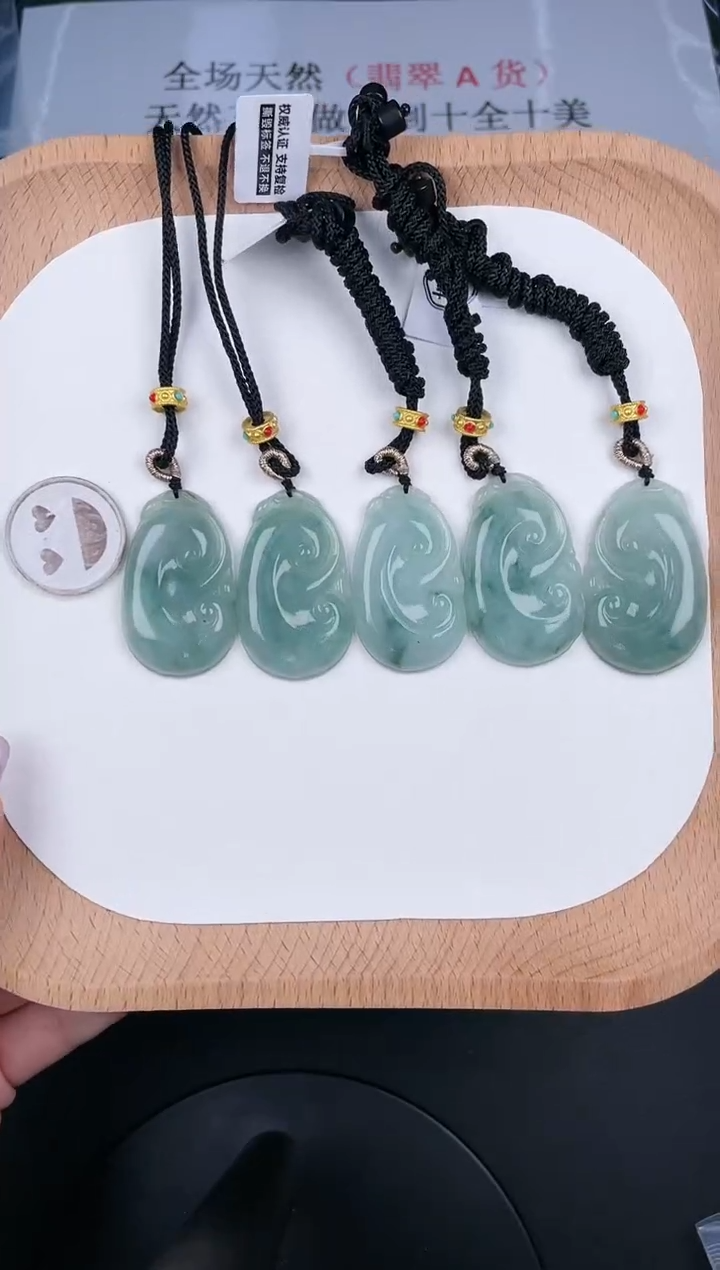 翡翠未镶嵌颈饰LA058翡翠冰绿飘花如意（多样性发其一）