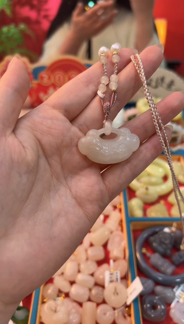 【闪购商品】和田玉吊坠未镶嵌藕粉柿柿如意锁