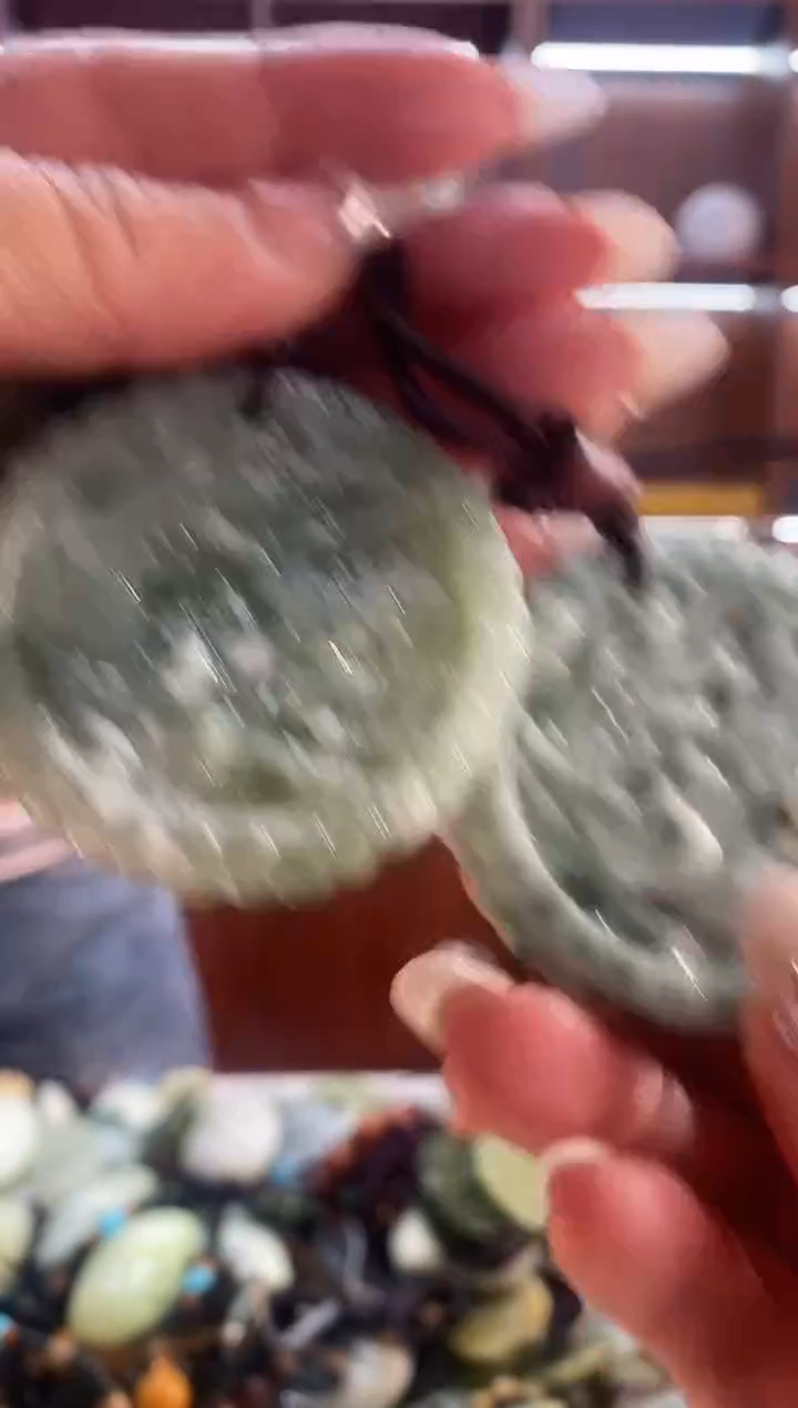 未镶嵌蛇纹石玉吊坠多样性发其中之一