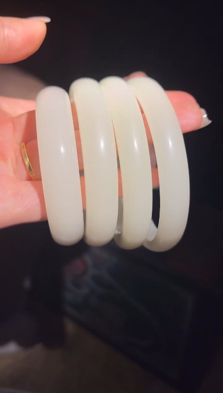 【闪购商品】【闪购商品】手镯四个