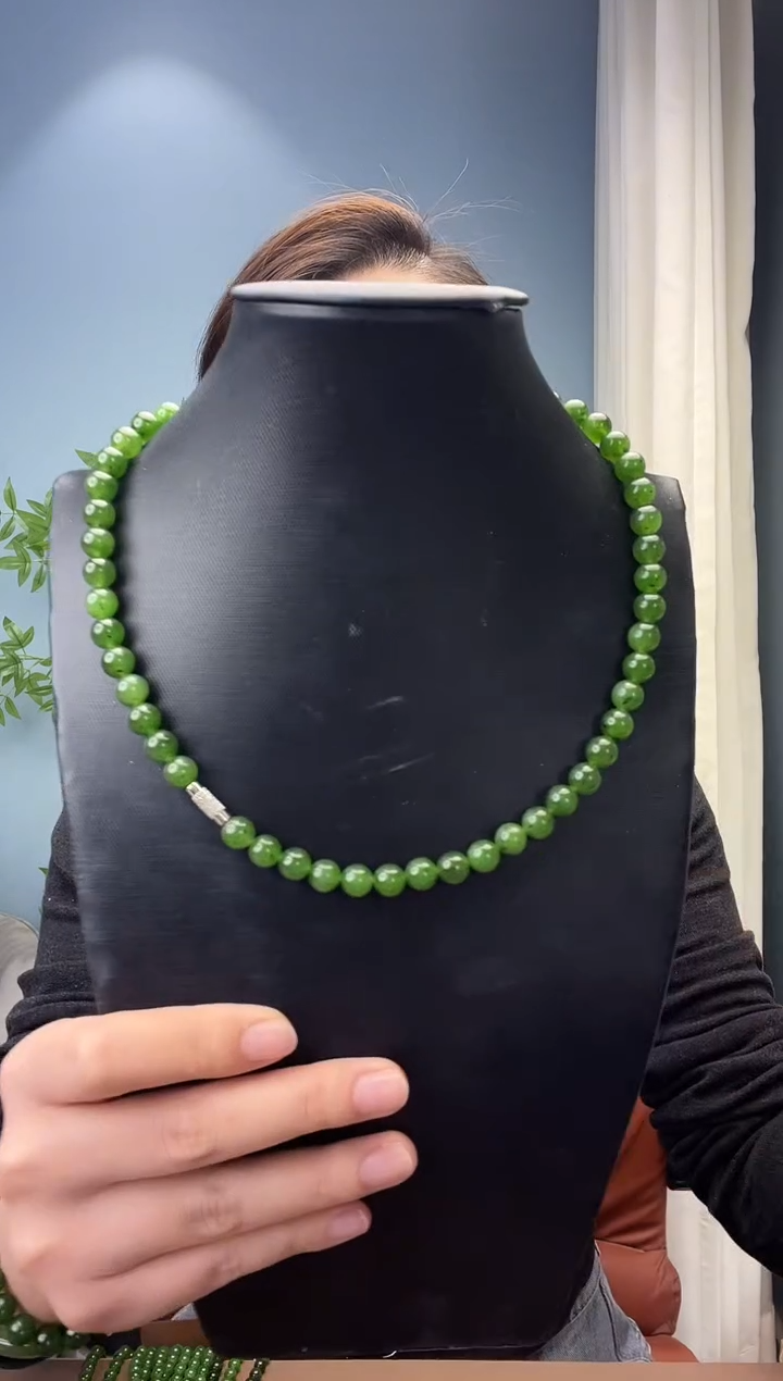项链未镶嵌和田玉（碧玉）碧玉8mm阳绿妈妈链 有黑点