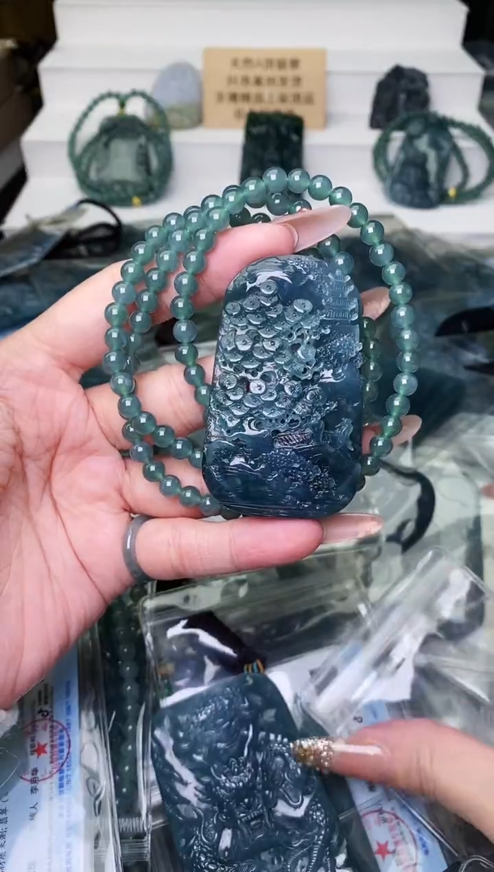颈饰未镶嵌翡翠 