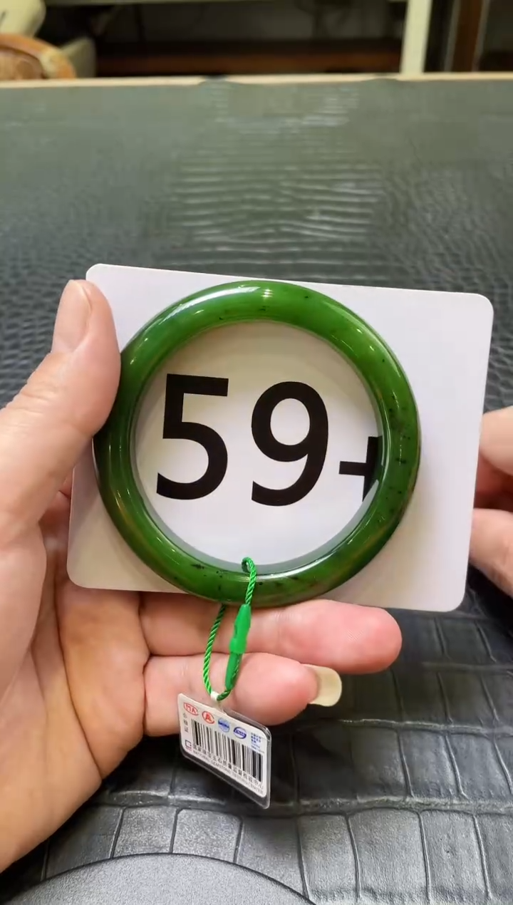 和田玉（碧玉）手镯未镶嵌一个