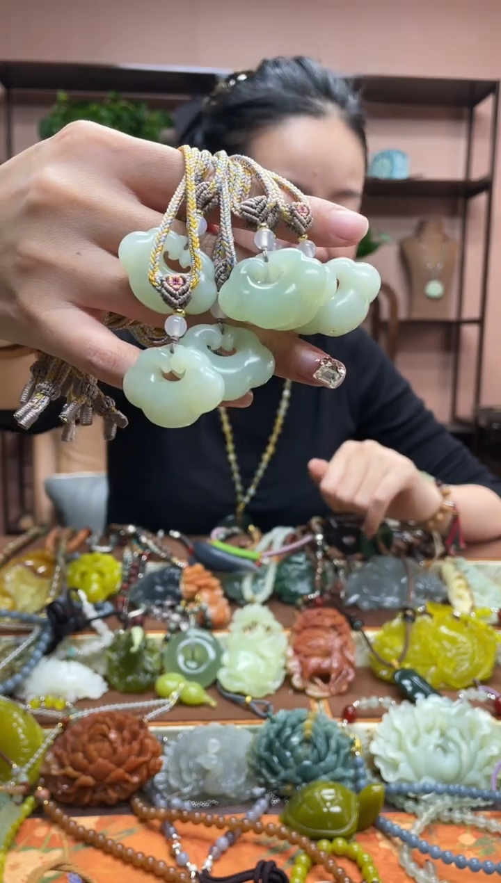 未镶嵌岫玉吊坠多样性发货发其中之一