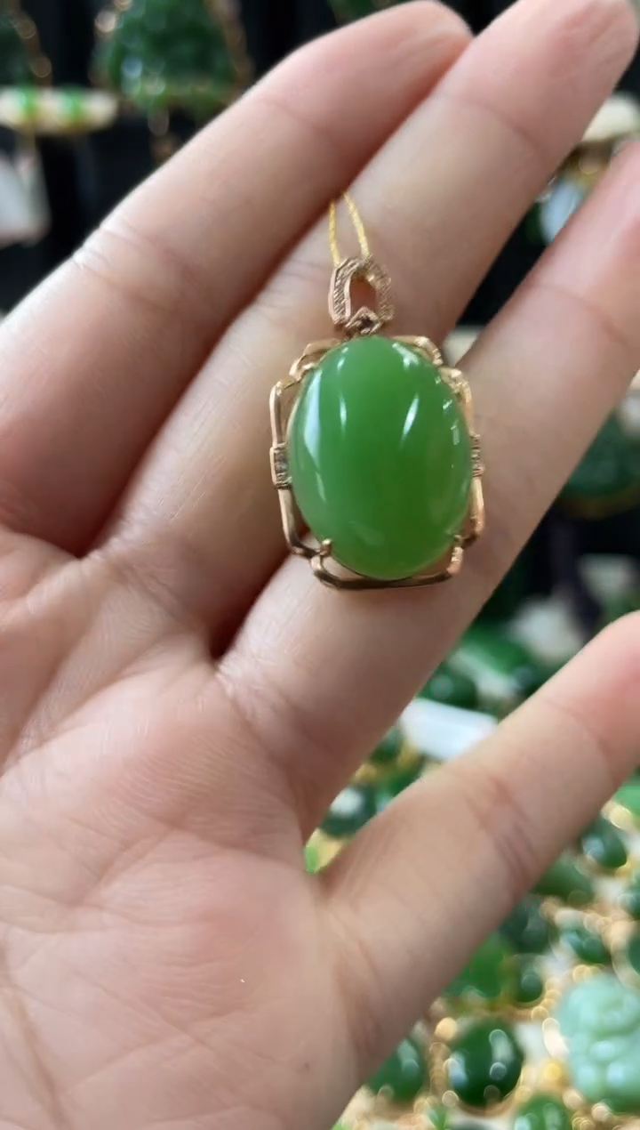 颈饰18K金镶嵌和田玉（碧玉）苹果绿蛋面