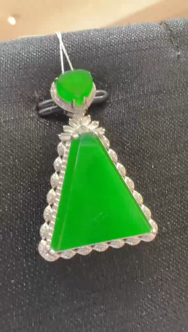 【闪购商品】翡翠吊坠(不含链)18K金镶嵌             