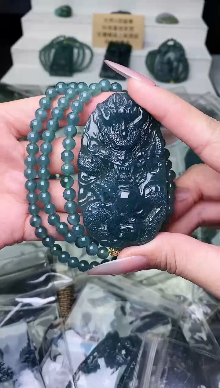 颈饰未镶嵌翡翠 