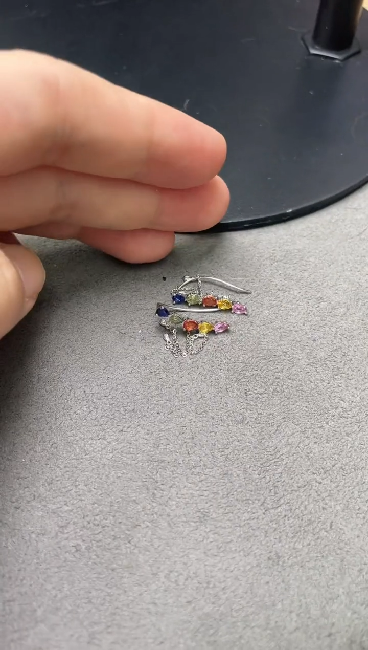 耳钉蓝宝石18K金镶嵌彩色蓝宝石耳钉