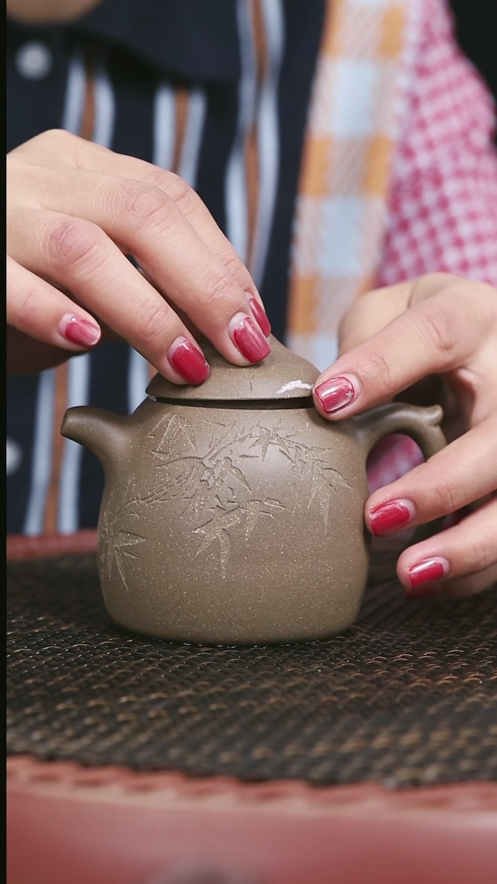 【闪购商品】紫砂蟹壳青34号秦权200CC刻绘微微暇