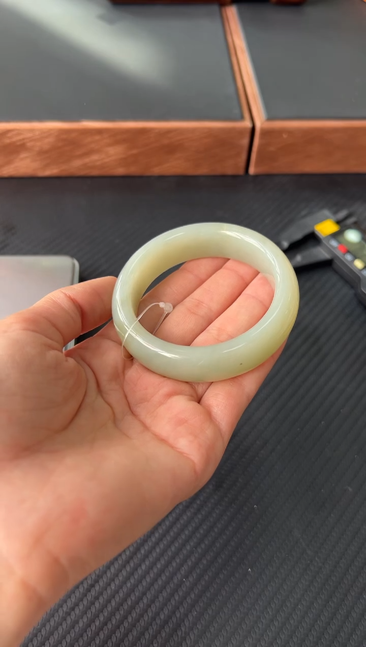 【闪购商品】和田玉未镶嵌手镯且末微色差近矿54M