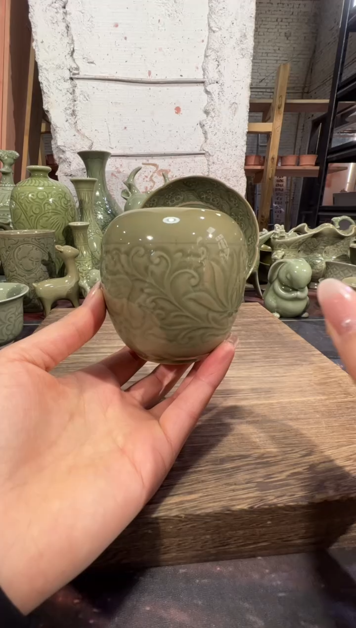 微瑕耀州窑莲纹罐