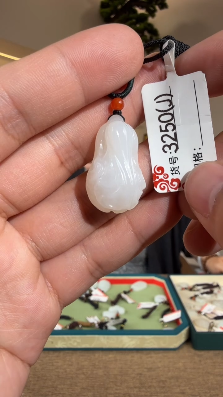 颈饰未镶嵌和田玉J