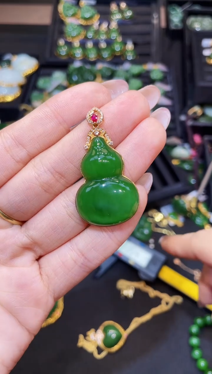 和田玉18K金镶嵌吊坠(赠链)35MM 多样性发一Z