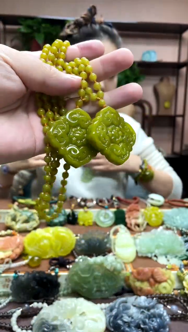 未镶嵌岫玉颈饰多样性发货发其中之一