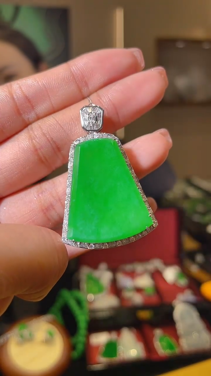 【闪购商品】翡翠吊坠(不含链)18K金镶嵌天然翡翠A货镶钻