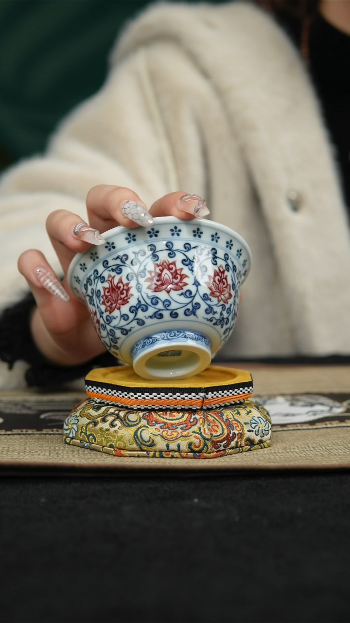 【闪购商品】青花釉里红缠枝莲压手杯