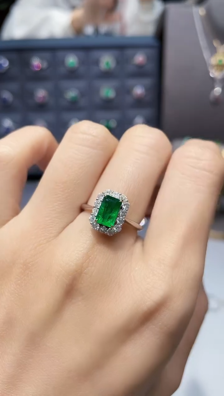 【闪购商品】祖母绿戒指18K金镶嵌1.49克拉