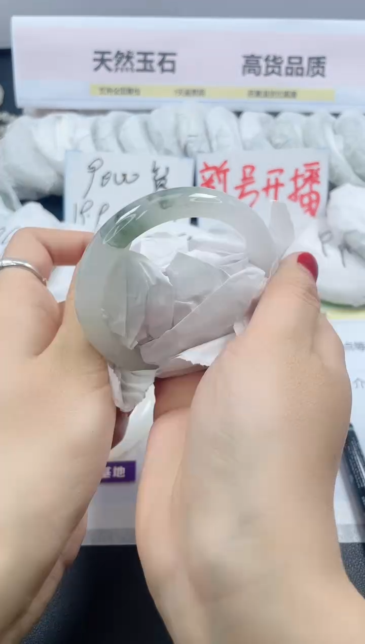 【闪购商品】石英质玉手镯未镶嵌189/55