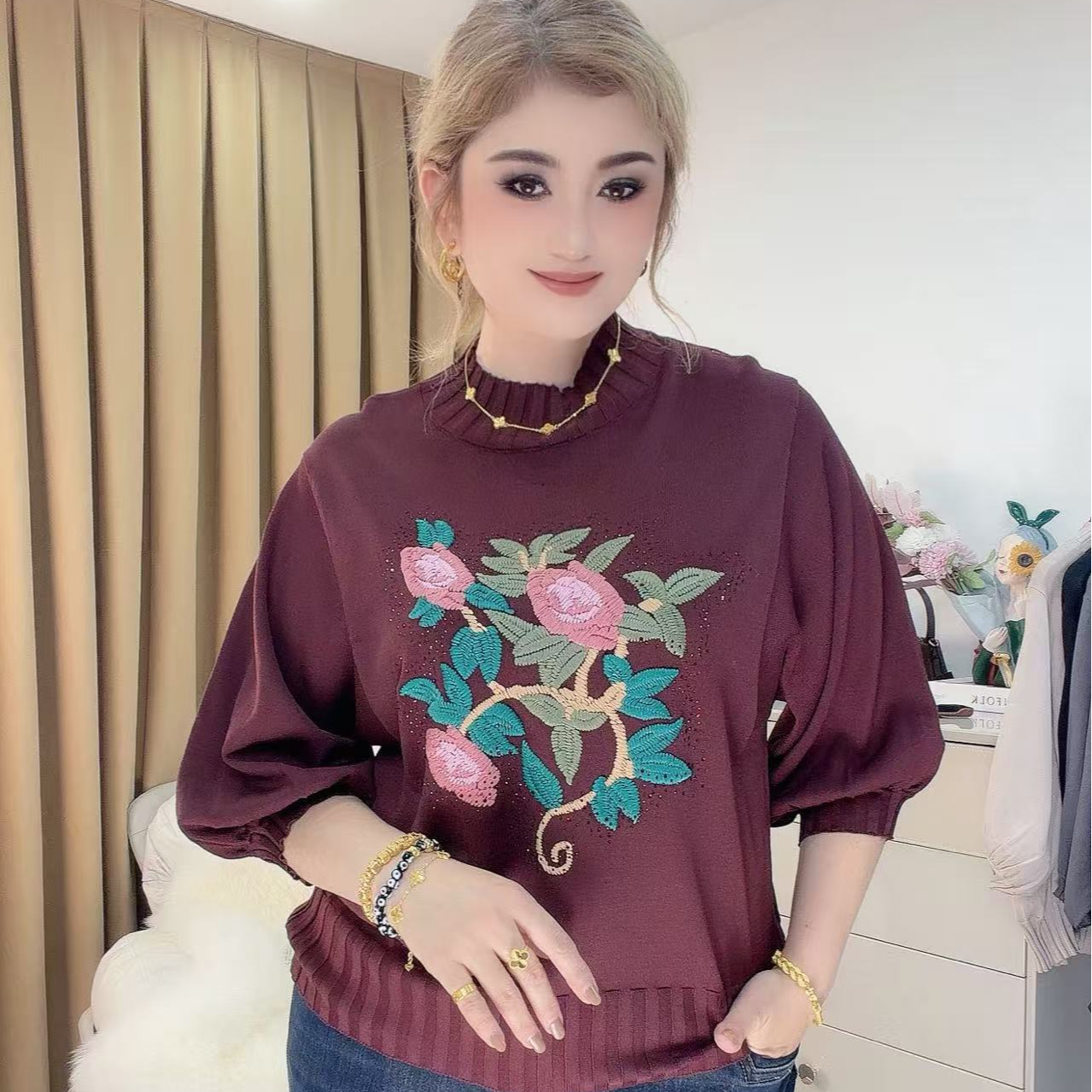 小衫时尚圆领绣花常规款短款针织体恤