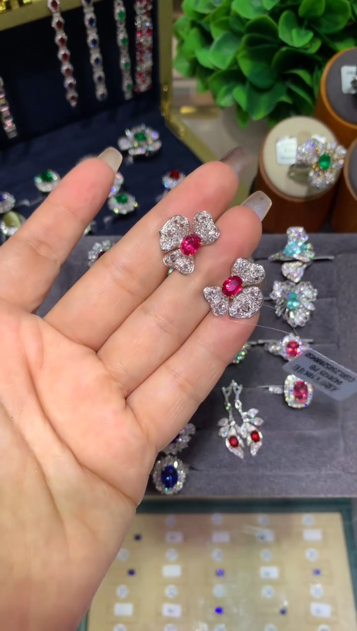 18K金镶嵌耳饰红宝石1.95ct