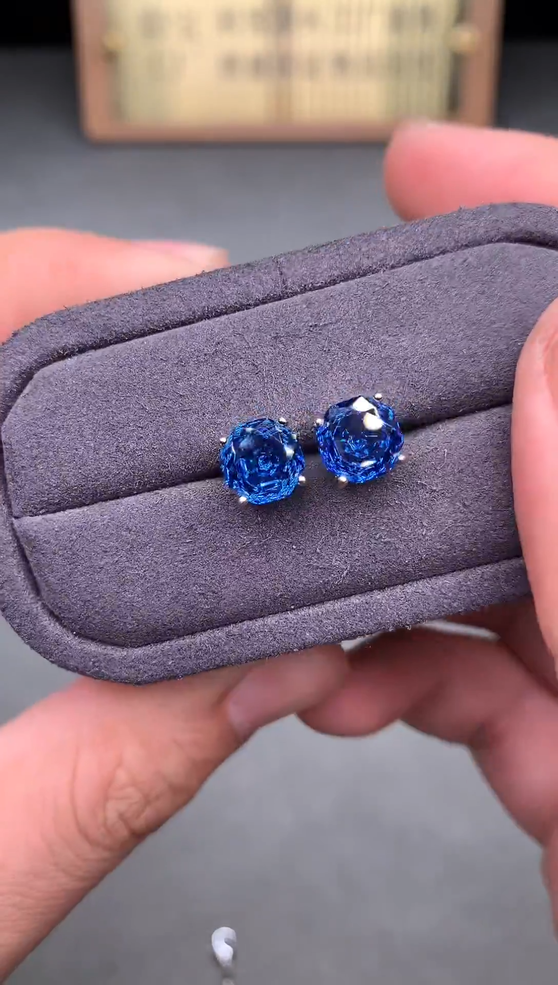 银S925镶嵌托帕石耳钉2222