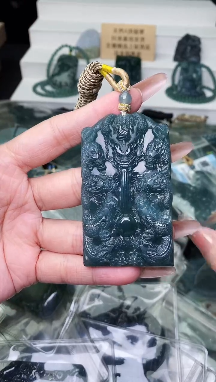 颈饰未镶嵌翡翠 