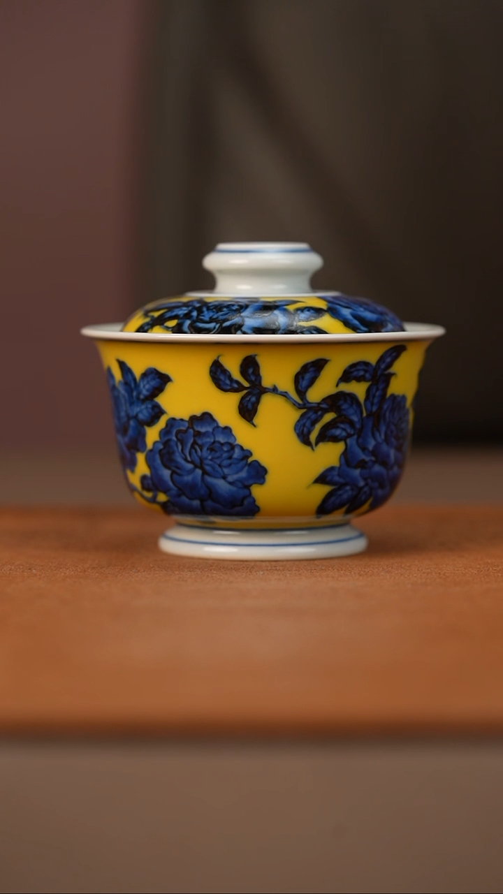 又见春风青花黄地玫瑰花盖碗