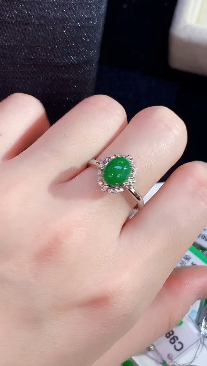 18K金镶嵌戒指翡翠多样性发其一