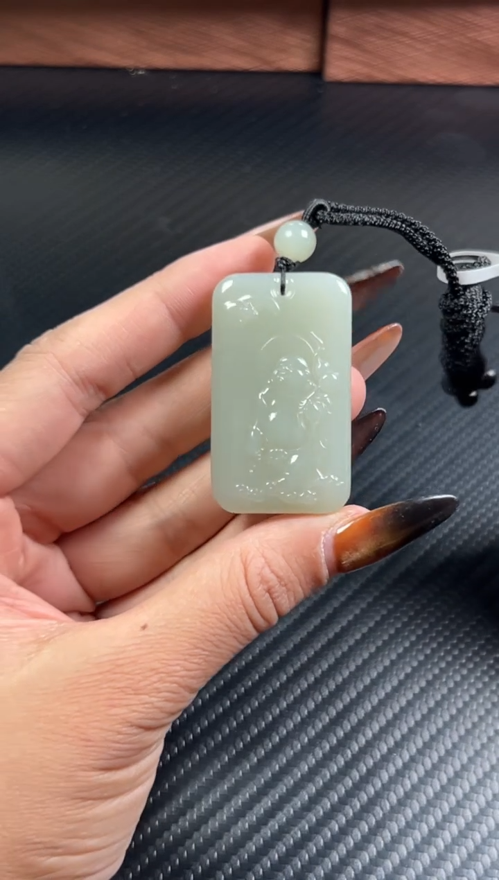 吊坠(赠链)未镶嵌和田玉且末近矿微色差吊坠