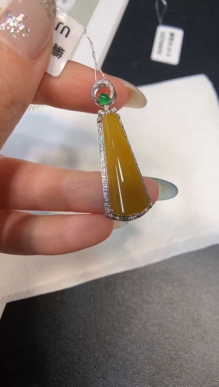 颈饰18K金镶嵌翡翠无事牌