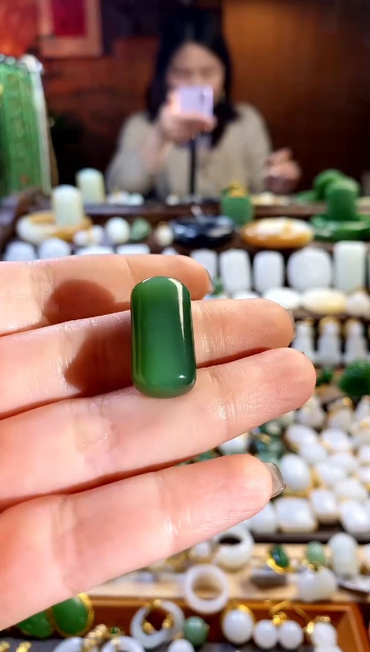 和田玉未镶嵌吊坠。