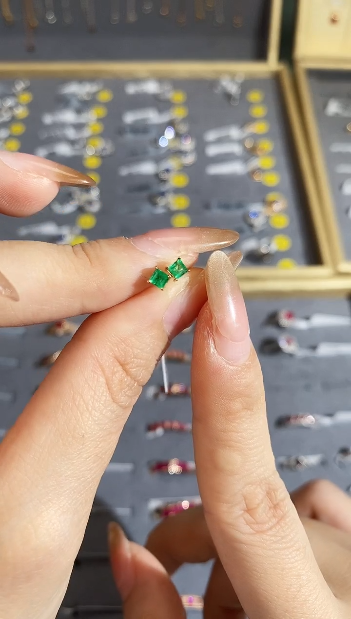 【闪购商品】祖母绿耳饰18K金镶嵌耳钉