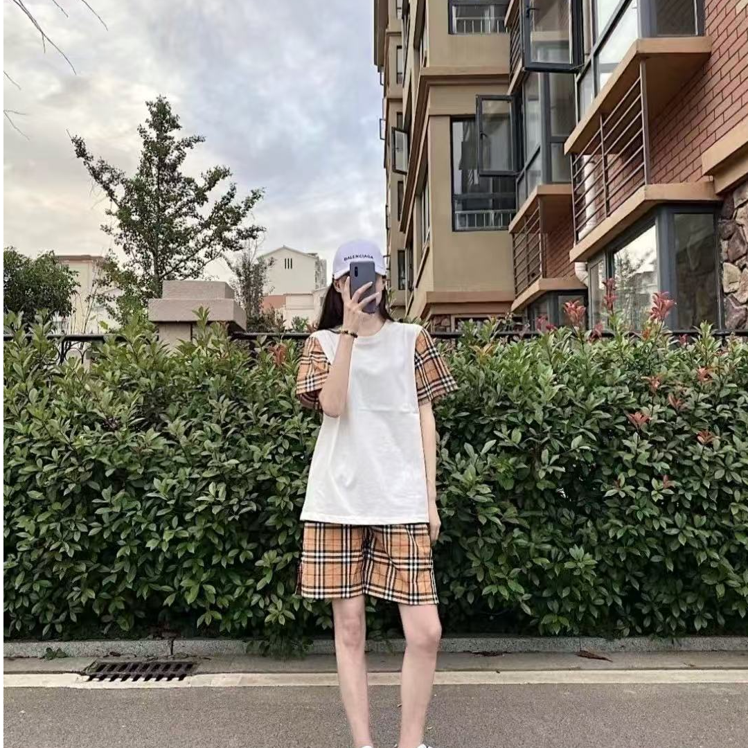 99新 BURBERRY/博柏利 010775 经典格纹圆领落肩袖短袖T恤 S码