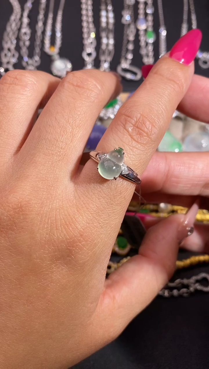 颈饰18K金镶嵌翡翠戒指