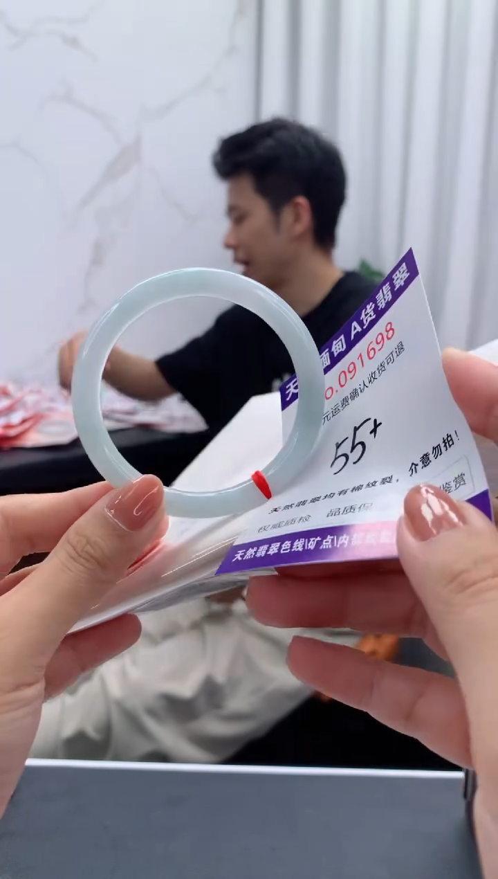 未镶嵌手镯翡翠有纹，完美者勿拍