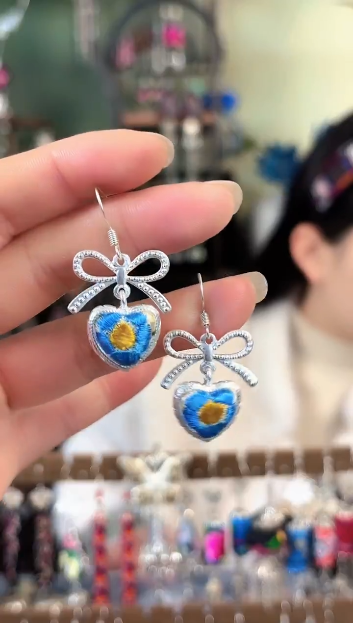 彩云南阁非遗老绣饰品109