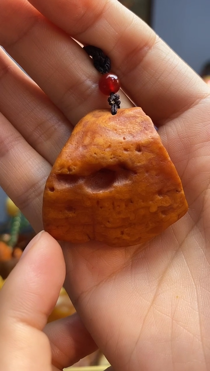 未镶嵌颈饰琥珀吊坠