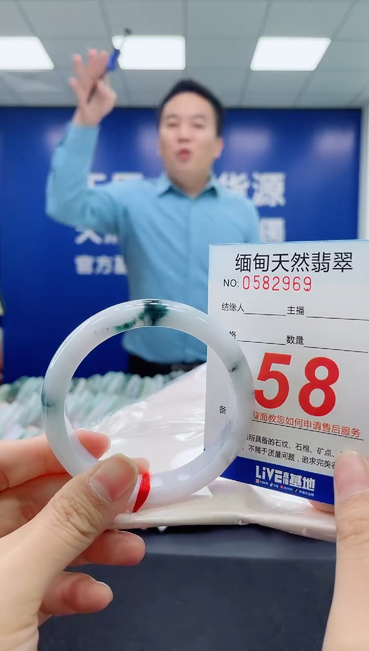 未镶嵌手镯翡翠天然翡翠手镯