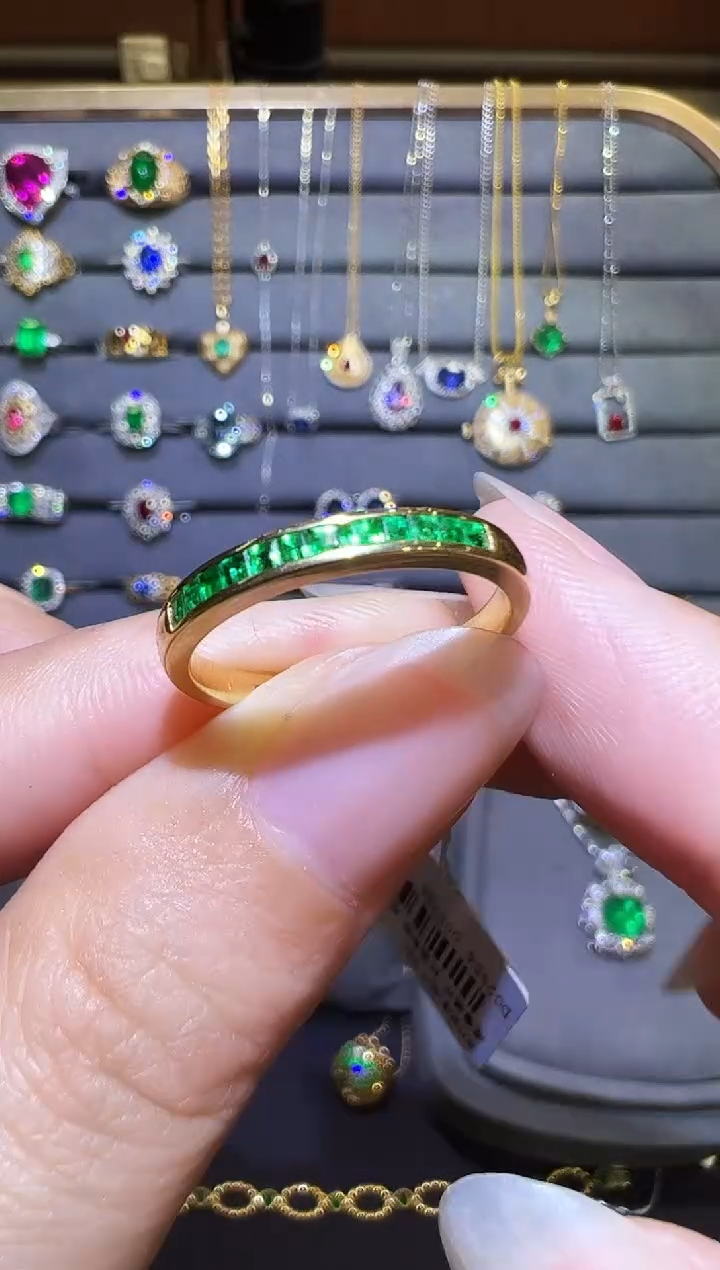 18K金镶嵌戒指祖母绿0.45ct