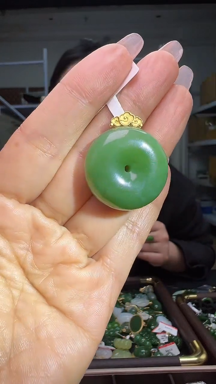 颈饰18K金镶嵌和田玉（多样性发货.发其一)12.08.29