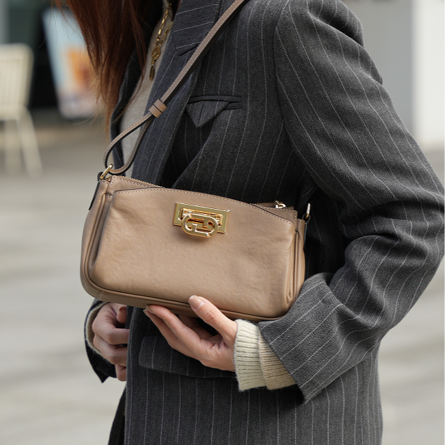 Fion/菲安妮【花窗系列】轻奢风经典邮差包小方包斜挎FAAFVNH020