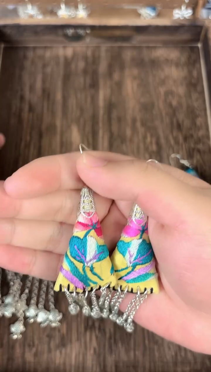雅*彩云南阁非遗老绣饰品707*