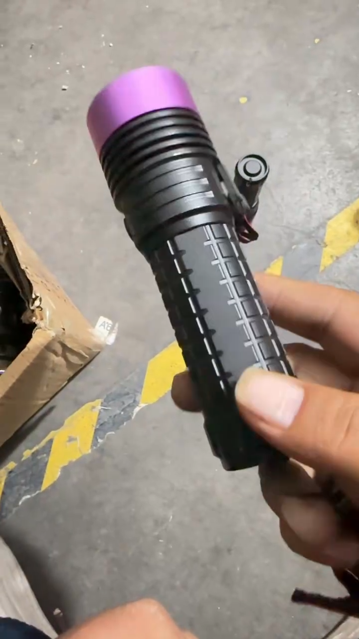 A773紫光手电不带电池有瑕疵