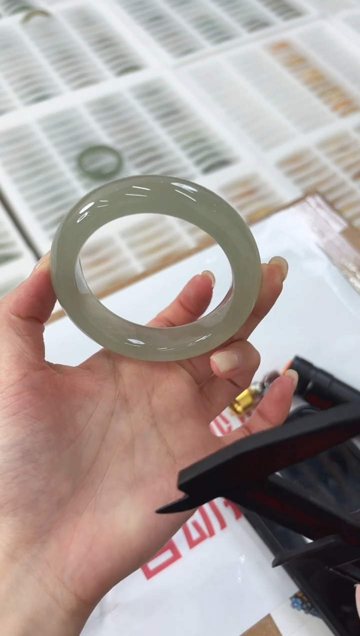 未镶嵌手镯石英质玉46-57D