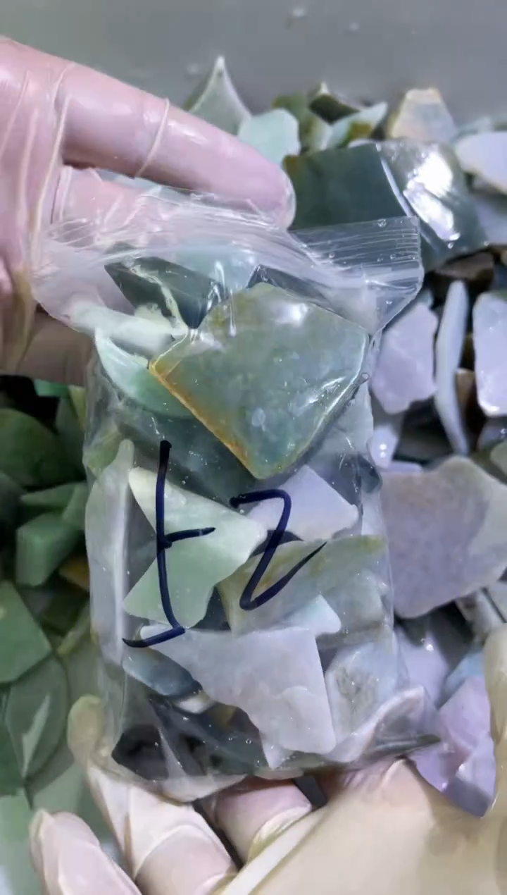 【闪购商品】翡翠颈饰未镶嵌天然翡翠边角大号500克52